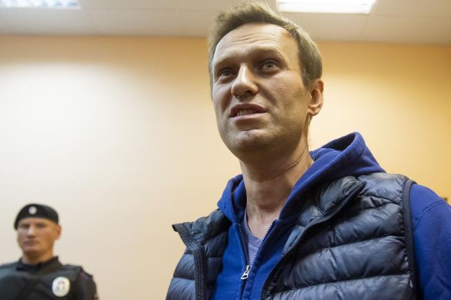 Putin Critic Freed From Jail. Then Arrested on His Way Out