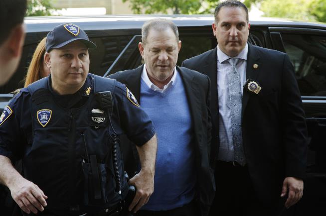 DA: Detective Told Weinstein Accuser to Delete Phone Data