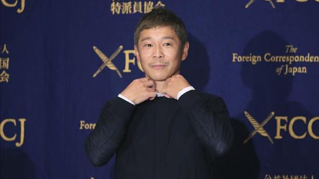 Japanese Billionaire's Tweet Now the Most Retweeted Ever