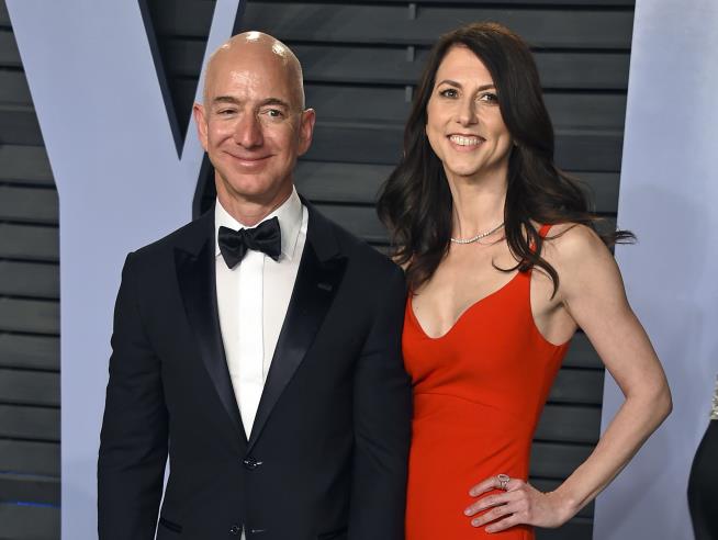 Report: Bezos Has Been Dating Former TV Anchor