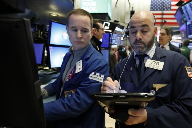 Stocks End Mixed on Wall Street