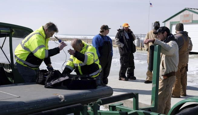 On Lake Erie Ice Floe, a Dramatic Mass Rescue