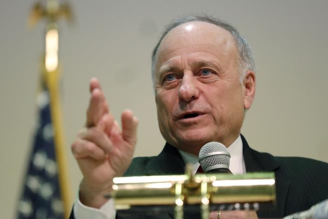 Steve King Doused With Water in Restaurant