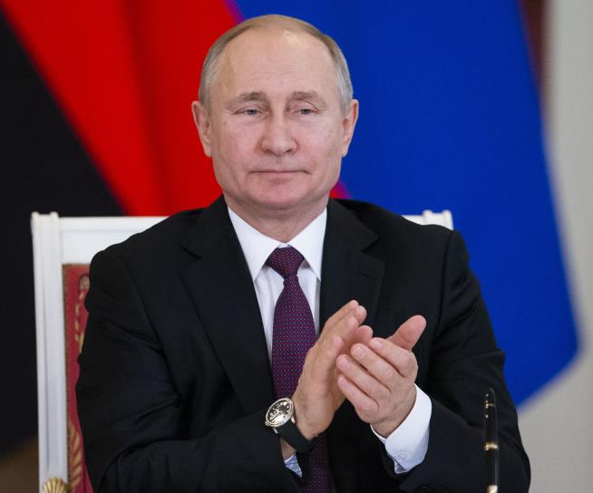Putin Turns Heads by Stockpiling Gold, Dropping US Dollars