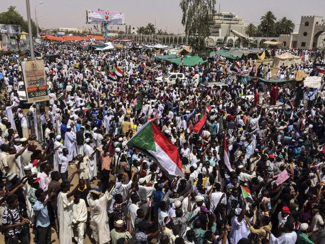 Sudan Ousts Leader Tied to Genocide After 1 Day