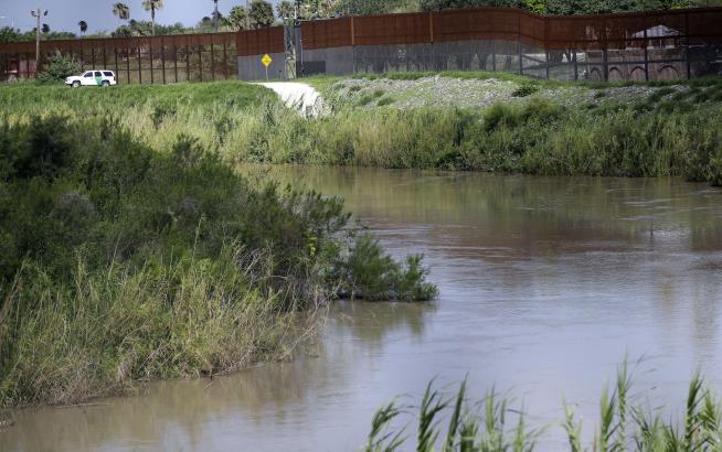 3 Children Missing After Migrants' Raft Overturns in Rio Grande