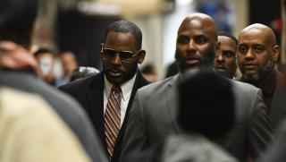In Sex-Abuse Case, R. Kelly Lawyer Says He Can't Read