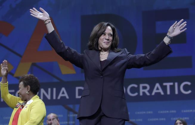 Harris 'Doesn't Flinch' as Protester Grabs Microphone