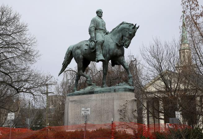 Robert E. Lee Statue Vandalized in Charlottesville