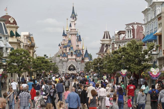 LSD Trip at Disneyland Paris Turns Sour, Scratchy