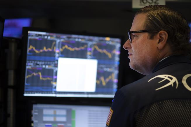 US Stocks Fall as Investors Turn Cautious