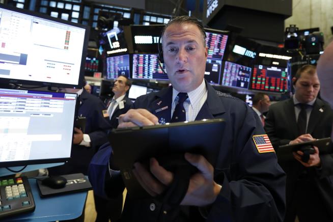 Stocks Extend Losses on Wall Street