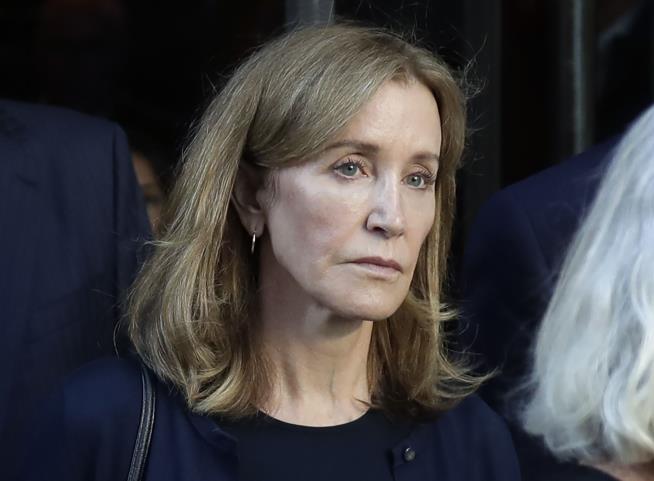 Felicity Huffman Reports to Prison