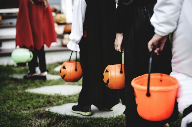 Sex Offenders Sue Over Halloween Signs