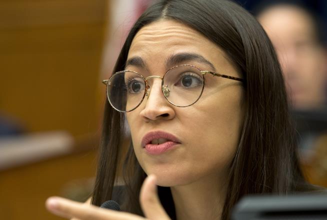 Ocasio-Cortez Sorry for Blocking Critic on Twitter