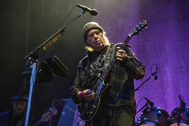 Pot Use Delays Neil Young's Citizenship Application