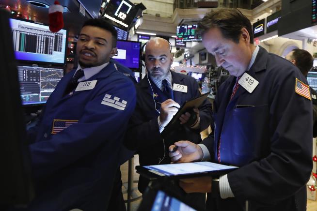 US Stocks Close Lower