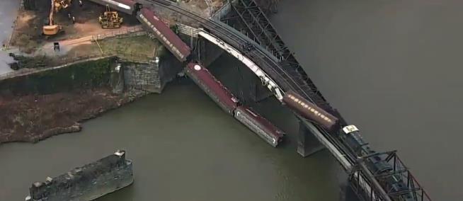 Train Plunges Into the Potomac