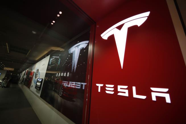 Feds Investigating Fatal Tesla Crash
