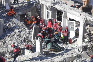 Rescuers Dig Out Quake Survivors as Cold Sets In