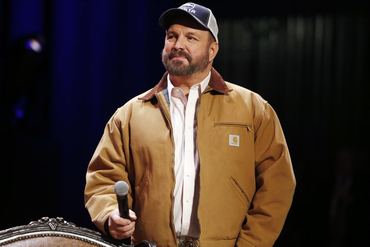 Garth Brooks wore a jersey supporting Bernie Sanders?