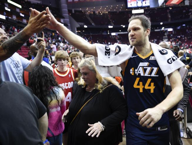 NBA Tells Players to Avoid High-Fives