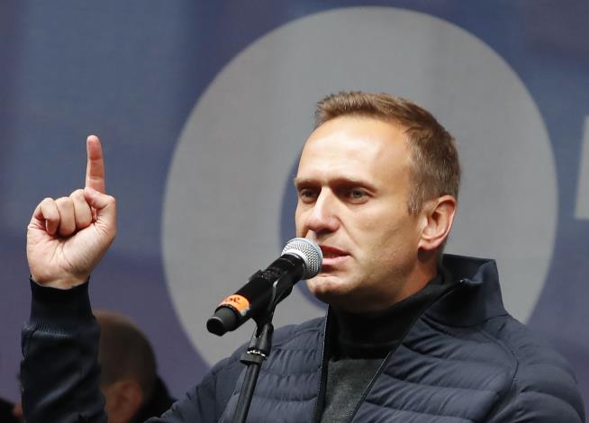 Russian Doctors Refuse to Transfer Navalny