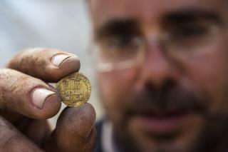 Teens on Dig Discover 9th-Century Gold Coins