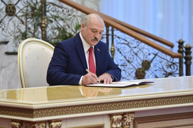Belarus Leader Sworn In During Secret Ceremony