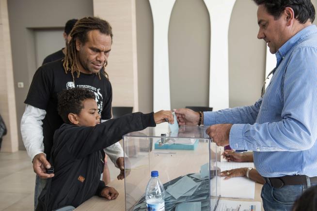 New Caledonia Voters Stick With France
