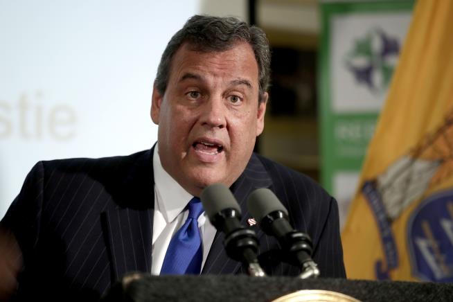 Christie: 'I Was Wrong Not to Wear a Mask'