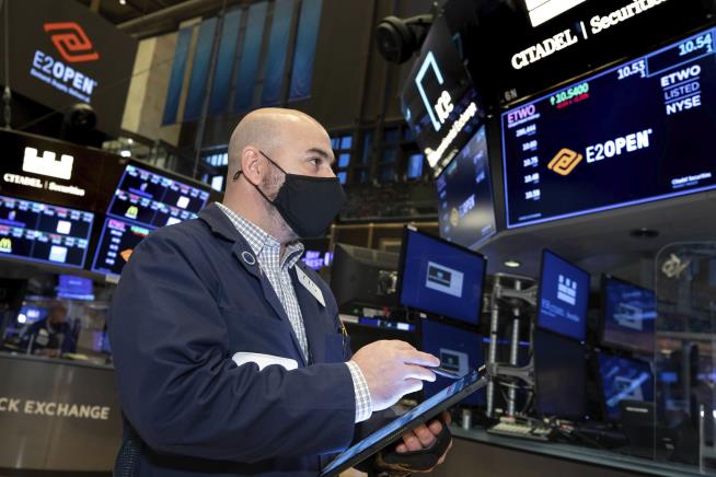 Dow, S&P 500 Climb to Record Highs