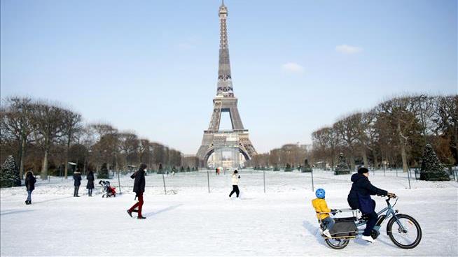Blowtorch Being Used to Melt Eiffel Tower's Ice
