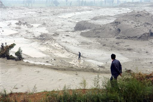 China Landslide Kills 34, Traps Hundreds