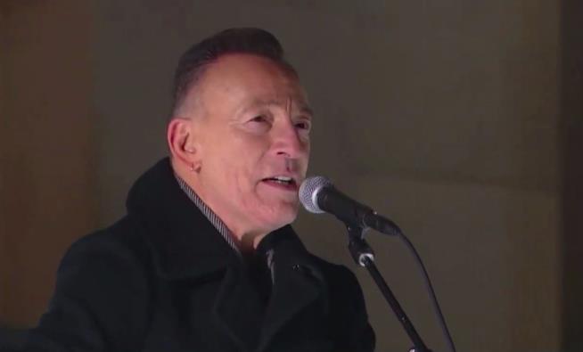 Springsteen Was Wobbly During Sobriety Test: Officer