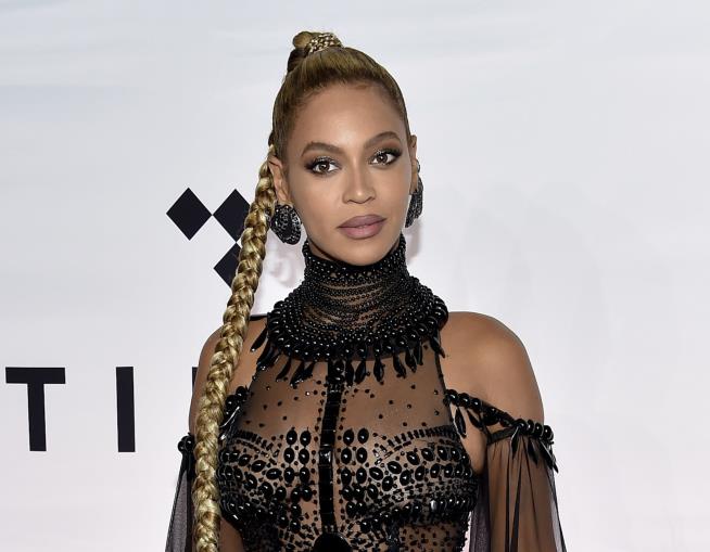 Beyoncé Makes Grammys History, Multiple Times