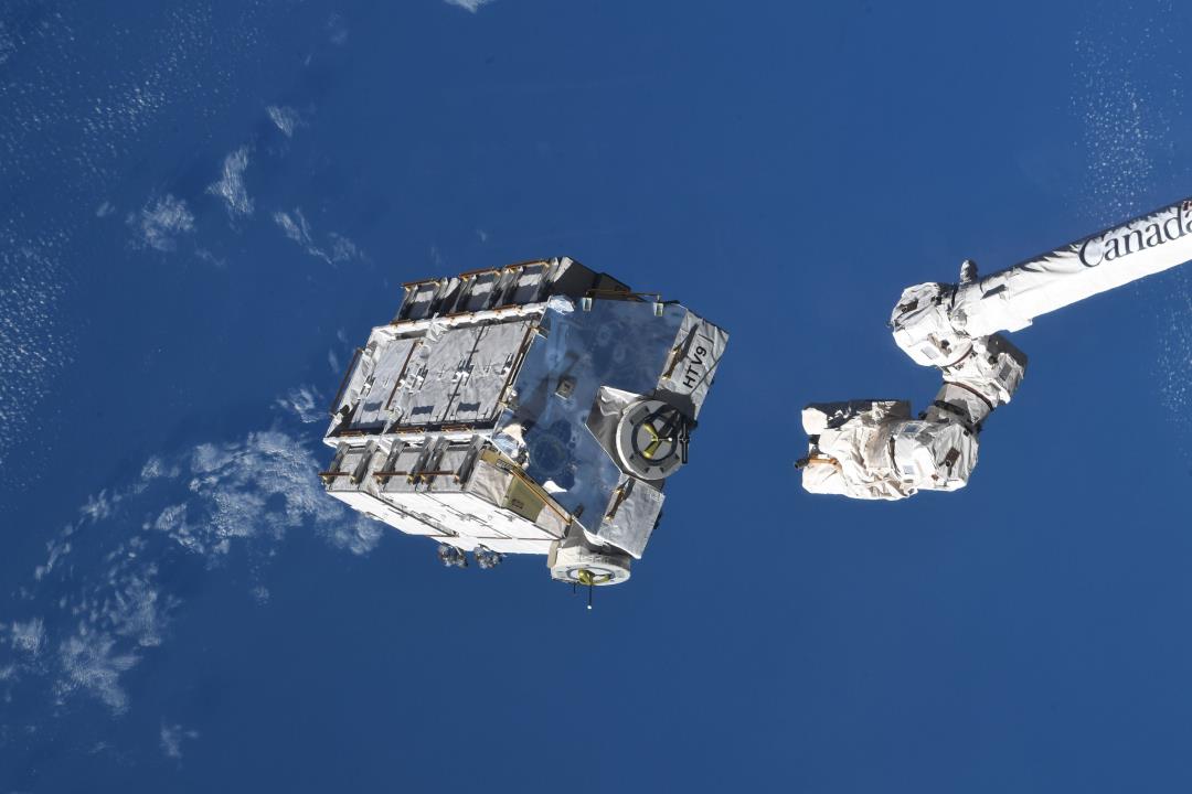 The Space Station rises from 2.9 tons of garbage