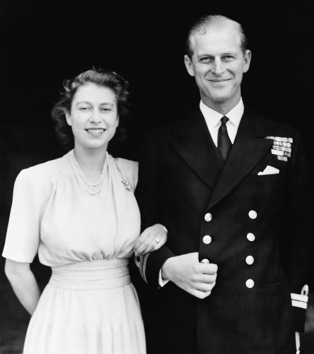 With ‘Deep Sorrow,’ Queen announces the death of Prince Philip