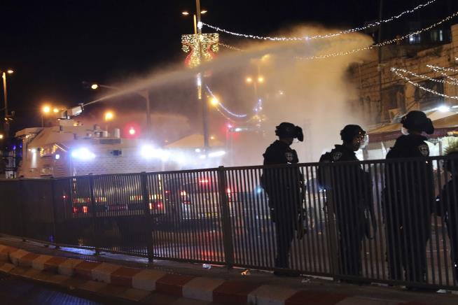 At Jerusalem Holy Site, a Night of Violent Clashes