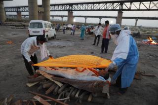 A New Horror in India: Bodies Wash Up on Ganges' Banks