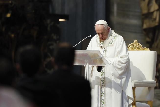 Pope Urges Palestinians, Israelis to End Fighting