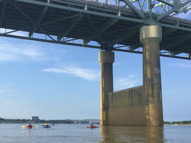 Kayaker's Photo Shows Bridge Was Cracked in 2016
