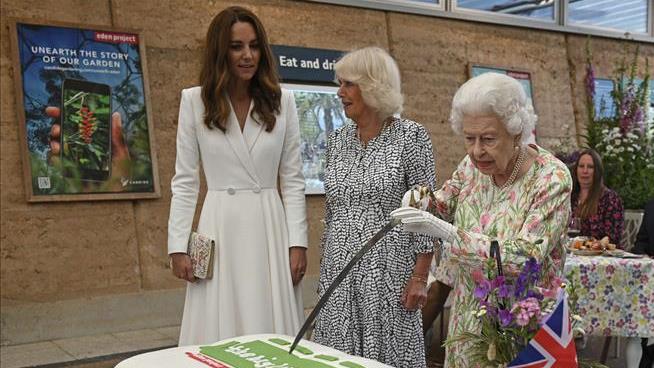Queen Cuts Cake Like a Boss