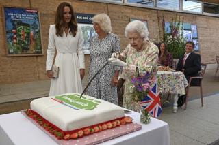 Queen Cuts Cake Like a Boss