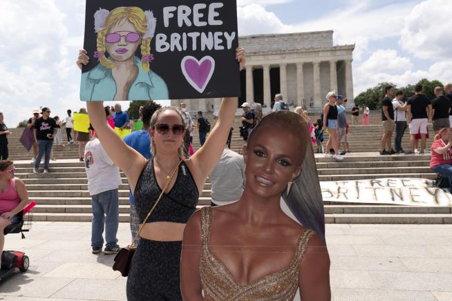 Britney Spears Officially Asks Court to Oust Her Father
