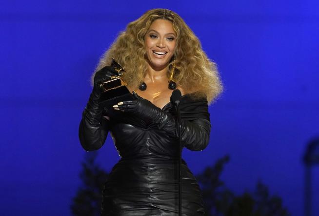 Beyoncé Is First Black Woman to Wear Famous Diamond