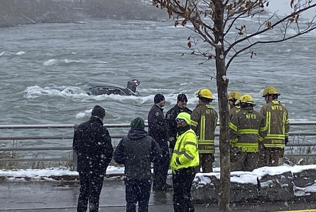 Trapped in Car, Woman Dies at Edge of Niagara Falls