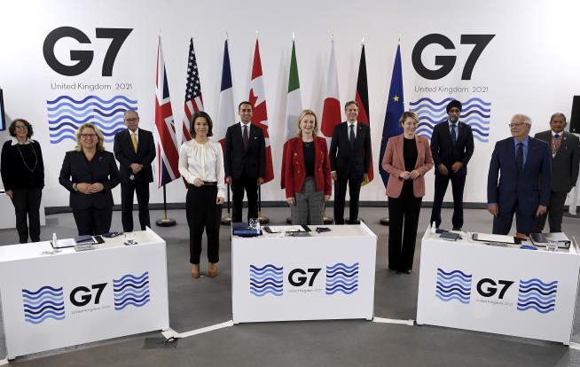 G7 Warns Russia to Stand Down