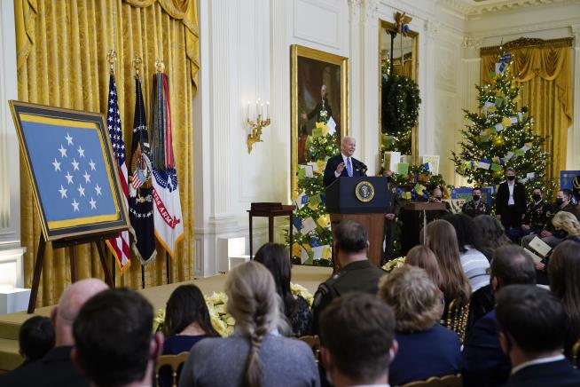 Biden Presents 3 Medals, 2 of Them Posthumously