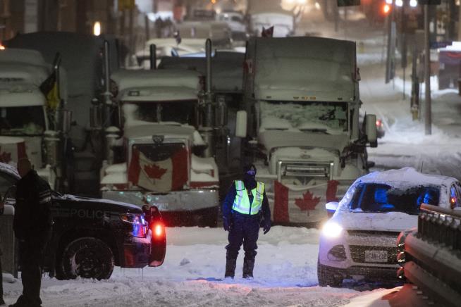 Police Make Arrests, Tow Trucks in Ottawa